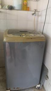 a dirty tank in a bathroom with a tiled wall at MINIMO 3 NOCHES HABITACION APARTAMENTO COMPARTIDO 3 PERSONAS - Aire acondicionado in Valledupar