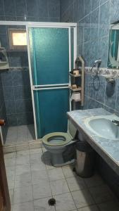 a bathroom with a shower and a toilet and a sink at MINIMO 3 NOCHES HABITACION APARTAMENTO COMPARTIDO 3 PERSONAS - Aire acondicionado in Valledupar