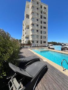 un hotel con piscina y un edificio en Moderno Depto. De 2 Dormitorios, en Los Ángeles