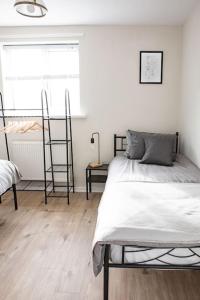 2 Bed House in Newcastle Upon Tyne في Saint Peters: غرفة نوم بيضاء بها سرير ونافذة