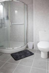 2 Bed House in Newcastle Upon Tyne tesisinde bir banyo