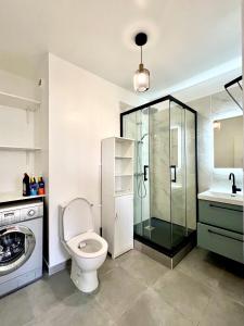 a bathroom with a toilet and a shower and a sink at Confortable et Chic Appartement in Courbevoie