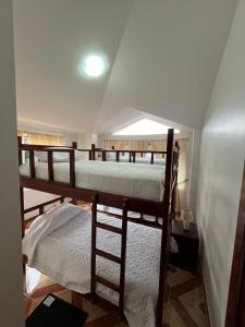 プヨにあるEl Rincon de la Naturalezaの窓付きの客室で、二段ベッド2台が備わります。