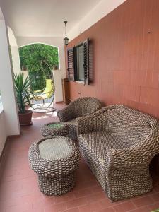 - deux chaises en osier assises sur une terrasse dans l'établissement IL Lago dei sogni, à Posta Fibreno