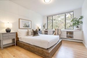 een slaapkamer met een groot bed en een raam bij Malvasia by AvantStay Luxe Wine Country Retreat in Santa Rosa