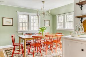 uma sala de jantar com mesa e cadeiras em Linden by AvantStay Countryside Berkshire Escape em North Egremont