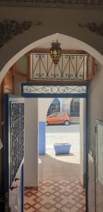 une arche avec une entrée pour un bâtiment avec une voiture dans l'établissement Blue heart, à Chefchaouen