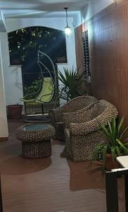 - un salon avec des chaises en osier et une table dans l'établissement IL Lago dei sogni, à Posta Fibreno