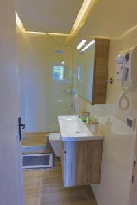 een badkamer met een wastafel, een douche en een toilet bij Villa Alexandra in Elevtheraí