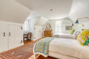 een slaapkamer met 2 bedden en een bureau bij Linden by AvantStay Countryside Berkshire Escape in North Egremont