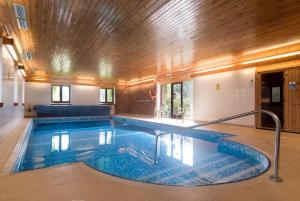 uma grande piscina numa casa em Mill Wheel Tower House @TheHomeAwaySouth em Combe Martin