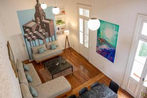 una sala de estar con sofá y una pintura en la pared en New Costa Rica 4900 - 6 Bd Pool & Bbq P en Buenos Aires