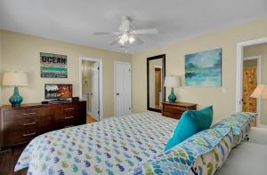 um quarto com uma cama e uma ventoinha de tecto em 15 Lake Village by AvantStay Golf Course Lagoon Views em Isle of Palms
