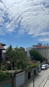 Blick auf eine Stadt mit Autos auf einer Straße in der Unterkunft Blue cistern Metin suites in Istanbul