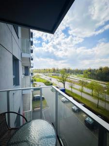 een balkon met uitzicht op een parkeerplaats bij 306 BALTICA Hallera 223 Apartamenty zresetuj się w Gdańsku blisko morza in Gdańsk