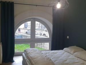 Posteľ alebo postele v izbe v ubytovaní Appartement 12 pers. neuf, centre-ville avec 5 chambres et local à ski - FR-1-234-289