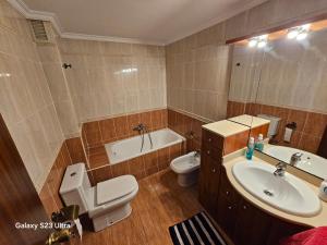 グラオ・デ・カステヨンにあるFelicidad del marのバスルーム(洗面台、トイレ、バスタブ付)