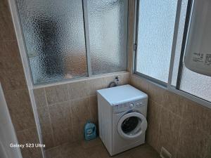 グラオ・デ・カステヨンにあるFelicidad del marの小さなバスルーム(洗濯機、窓付)