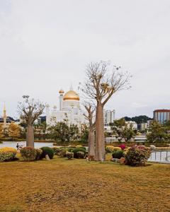 park z drzewami i budynek w tle w obiekcie 7Pro Private Tour Guide BN w mieście Kampong Bunot