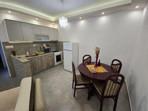 cocina y comedor con mesa y nevera en Apartment Angel en Kotor