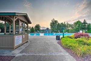 een zwembad met een paviljoen naast een park bij Lovely Tobyhanna Getaway with Game Room and Fire Pit! in Tobyhanna