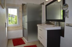 Photo de la galerie de l'établissement chambre d hote spacieuse avec cour junas gard, à Junas