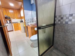 Kuchyň nebo kuchyňský kout v ubytování Cabañas Sueños del Arenal + 37 fotografií