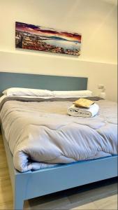 een bed in een kamer met een blauw frame bij Dolce Rifugio Napoli Pompei in Scisciano