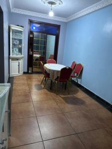 Maqueda 2. Sanjo في سيوداد دي مالابو: غرفة طعام مع طاولة وكراسي