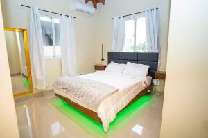 Postel nebo postele na pokoji v ubytování Luxury Sky Blue