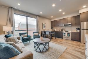 Η κουζίνα ή μικρή κουζίνα στο Traverse City Condo with Balcony Walk to Downtown!