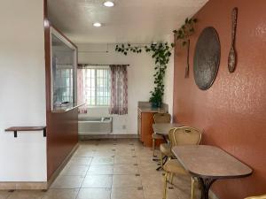 eine Küche mit einem Tisch und Stühlen im Zimmer in der Unterkunft Arlington Inn in Riverside