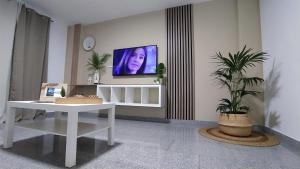 Una televisión o centro de entretenimiento en CASA JOSE "Acogedor Apartamento cerca de la playa"