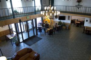 an overhead view of a lobby with tables and chairs at Travelodge by Wyndham Ogallala in Ogallala