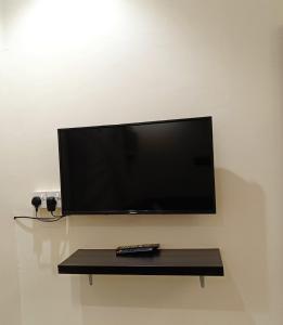 a flat screen tv hanging on a wall at نسيم جوري للشقق المخدومة Naseem Jouri Serviced Apartments in Taif