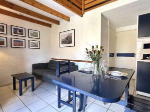 Posedenie v ubytovaní Pavillon à 400m de la mer avec piscine, terrasse et parking privé - 4 couchages - FR-1-229-844