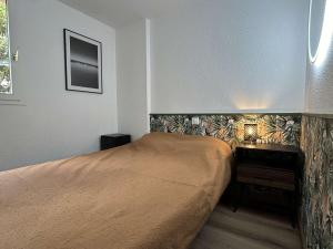 Posteľ alebo postele v izbe v ubytovaní Pavillon à 400m de la mer avec piscine, terrasse et parking privé - 4 couchages - FR-1-229-844 + 8 fotografií