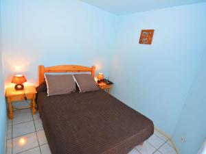 een kleine slaapkamer met een bed met 2 kussens bij Appartement Le Barcarès, 3 pièces, 5 personnes - FR-1-431-199 in Le Barcarès