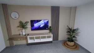 Una televisión o centro de entretenimiento en CASA JOSE "Acogedor Apartamento cerca de la playa"