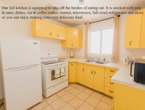 una cocina con armarios amarillos y electrodomésticos blancos en 1 or 3 Bedroom Apartment with Full Kitchen, en Page