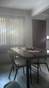 uma mesa e uma cadeira num quarto em DEPARTAMENTO CABRERA em Mendoza