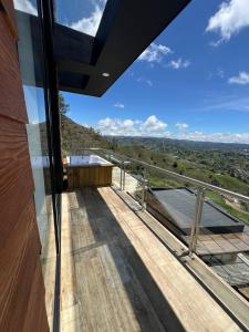 una vista desde el balcón de una casa en Montecielo Hosting en Guatapé