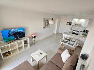 Кухня или мини-кухня в Los Cristianos Heated Pool Sea View AC
