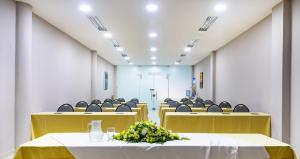 uma sala de conferências com cadeiras, mesas e flores em Ribai Hotels -Riohacha em Ríohacha