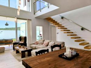 uma sala de estar com uma escada numa casa em El Praillo de Zamoranos 