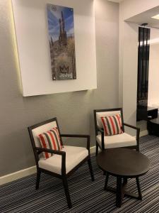 zwei Stühle und ein Tisch in einem Wartezimmer in der Unterkunft Benjamín I in San Salvador de Jujuy