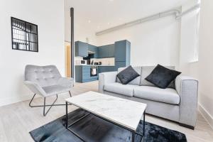 a living room with a couch and a chair at Modern 2 Bedroom Apartment in Central Nottingham in Nottingham