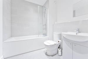 Baño blanco con aseo y lavamanos en Modern 2 Bedroom Apartment in Central Nottingham, en Nottingham