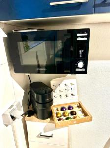 un horno microondas con una caja de donas en Wohnung nähe Porsche Museum, en Stuttgart 1 foto más