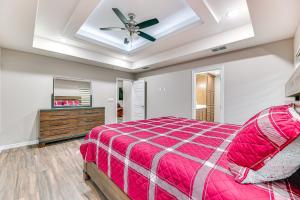 - une chambre avec un lit et un ventilateur de plafond dans l'établissement Weslaco Home with Fenced Yard 2 Mi to Downtown, à Weslaco